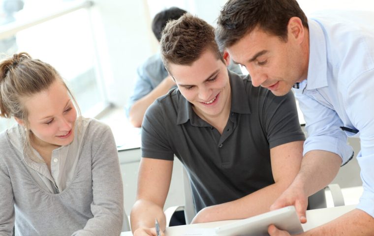 Teacher,Helping,Students,With,Assignment